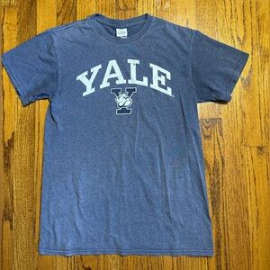 Yale Bulldogs Unisex 90s Graphic Shirt